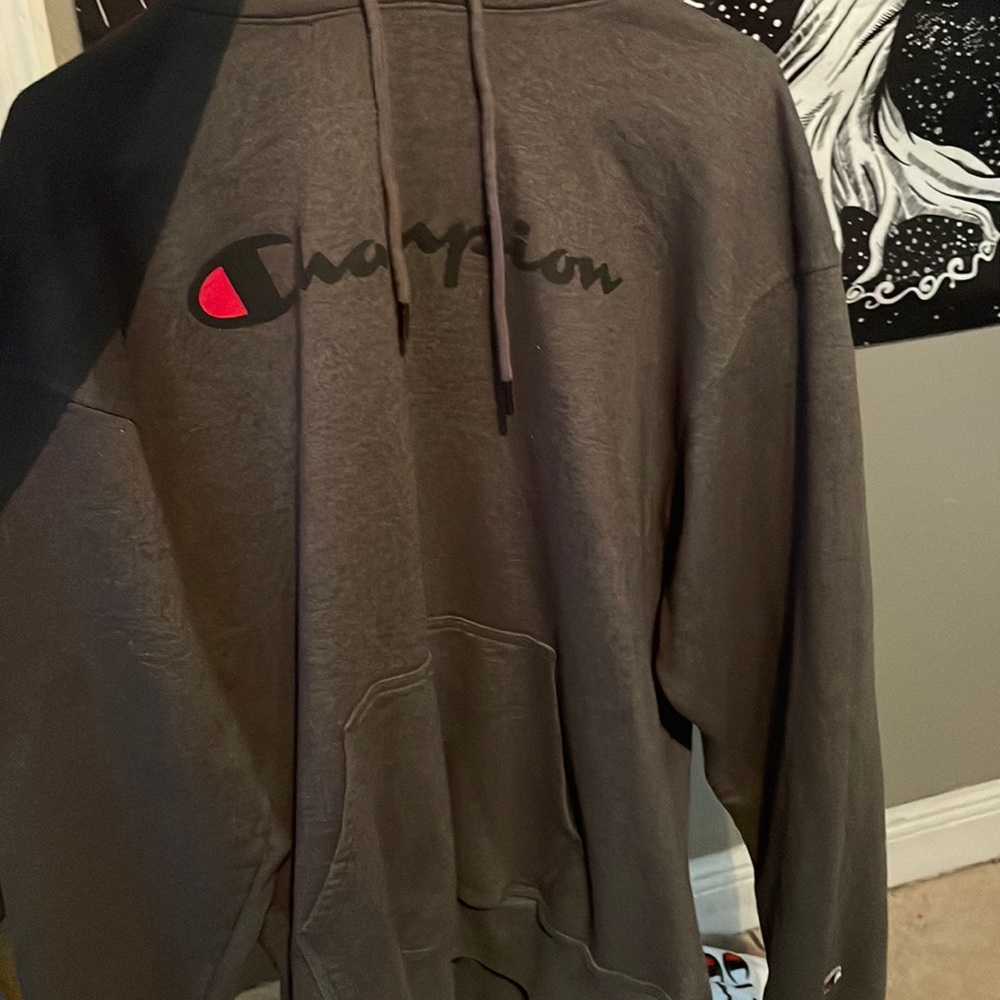 It’s a champion hoodie it’s a good size for someone that likes big hoodies